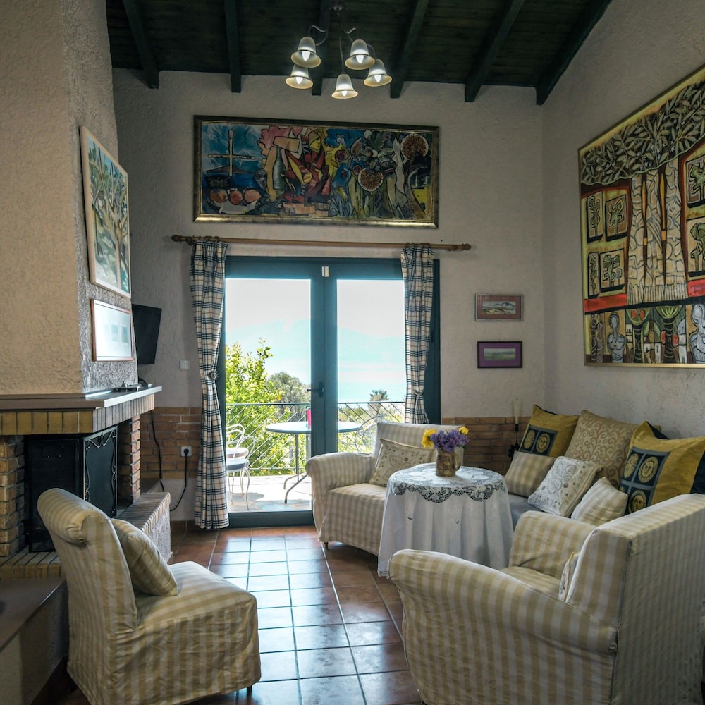 Nerotrivia Villa - Ocean Panorama and Lush Gardens