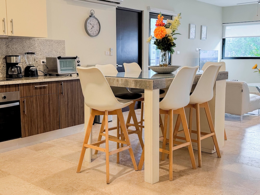 Melittas Stylish 2Bed,2Bath-Condo Near Beach - 6 Guests