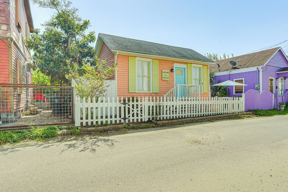 1 Mi to Beach: Colorful Cottage in Galveston!