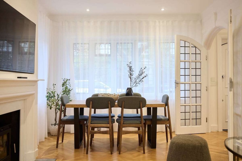 The Charm of Chelsea - Modern 4bdr With Shared Courtyard