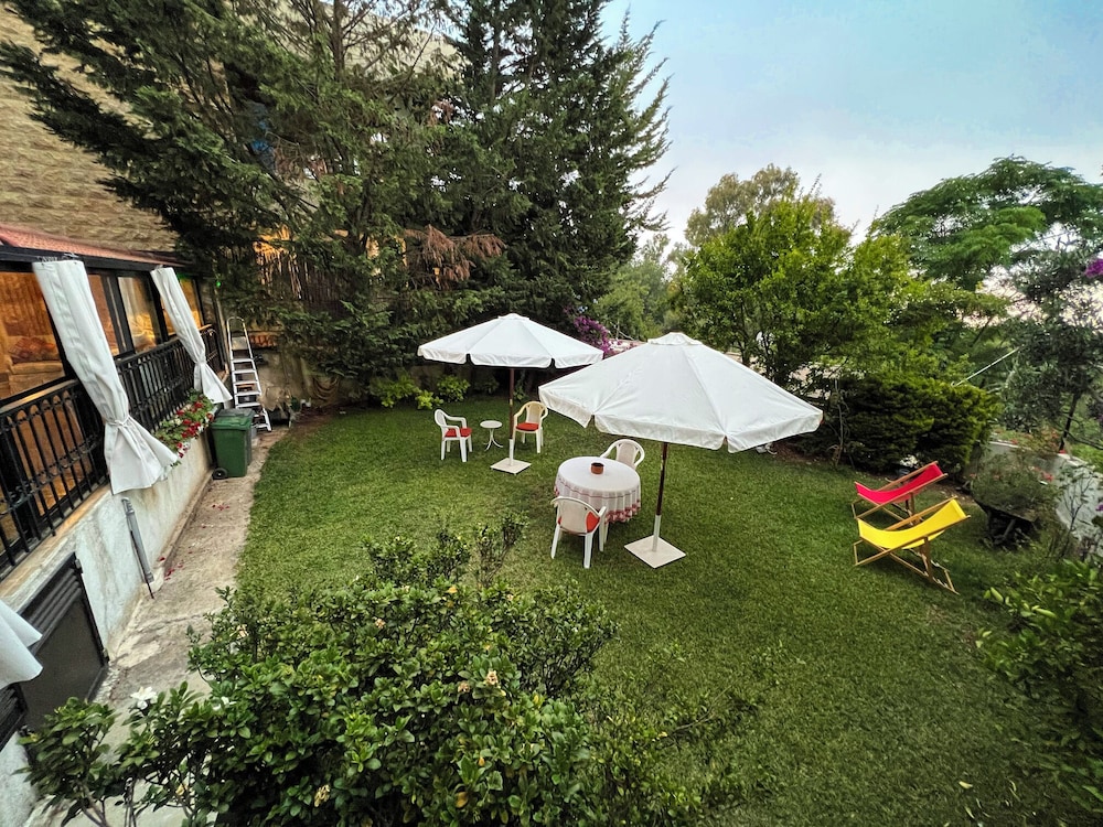 Les Bougainvilliers GuestHouse by Hansa