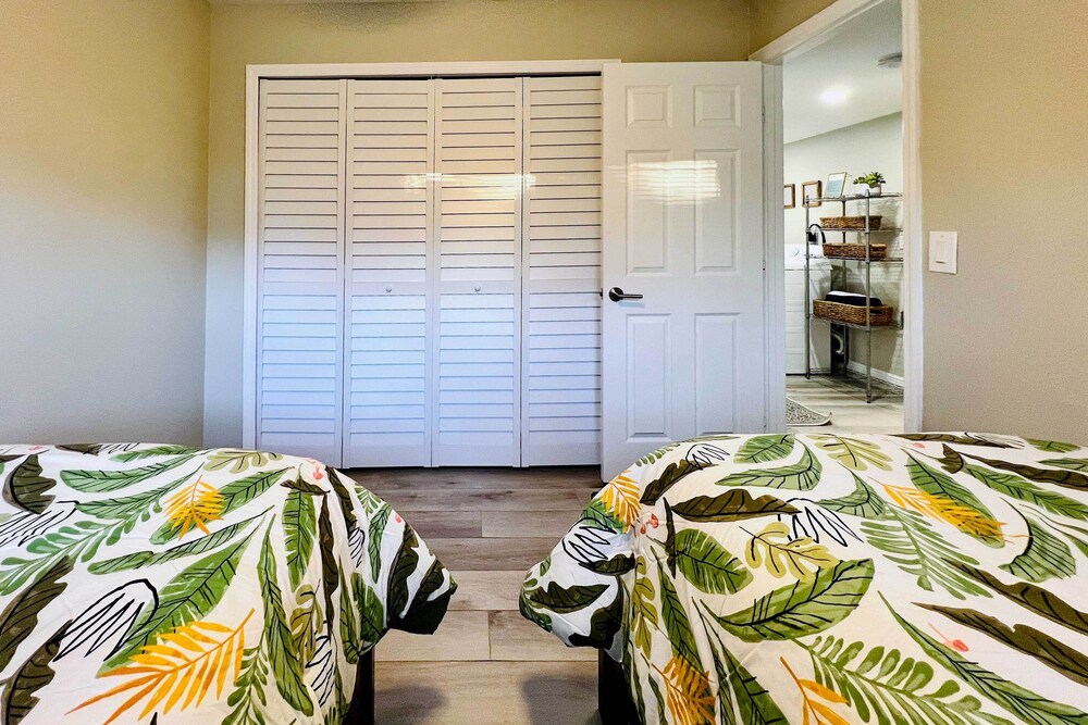 5 BR 6 BA Villa 5min Disneyworld Hot Tub BBQ
