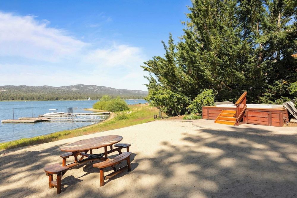 2 Lakefront Homes by Avantstay Sleeps 23, Private Dock+beach, Hot Tub, Fire Pit, Deck Views