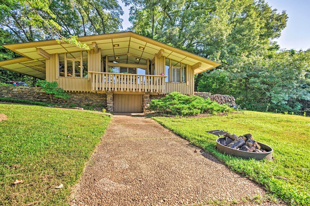 Tranquil Mid-century Modern Cottage w/ Forest View