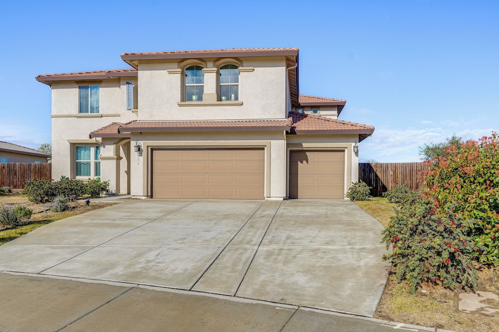 4 Mi to Csub Campus: Spacious Home w/ Yard
