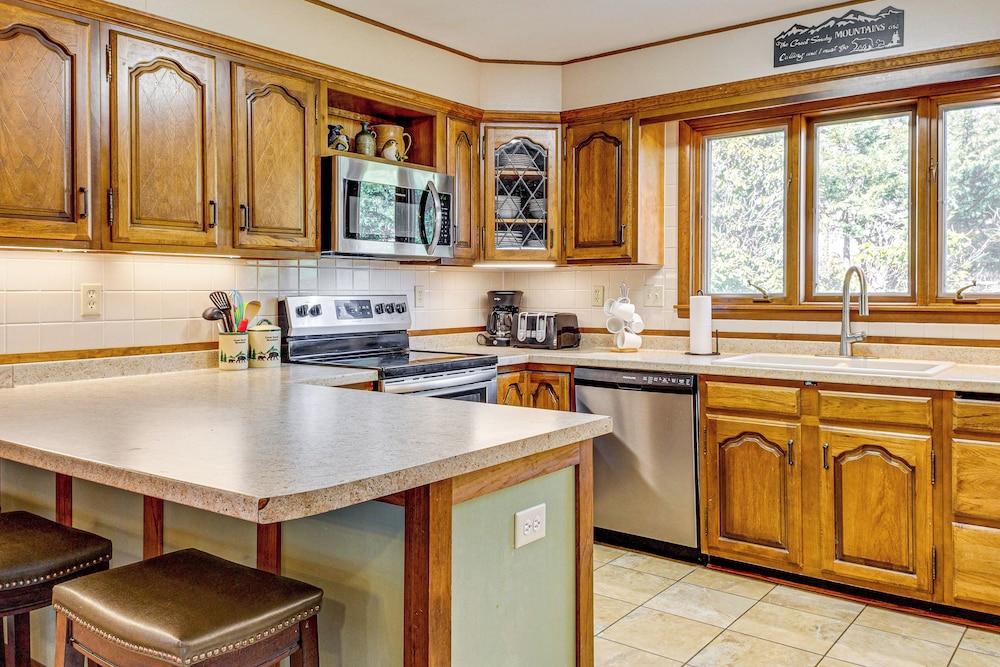 Smoky Mtn Views: Spacious Home Near Nat'l Park!