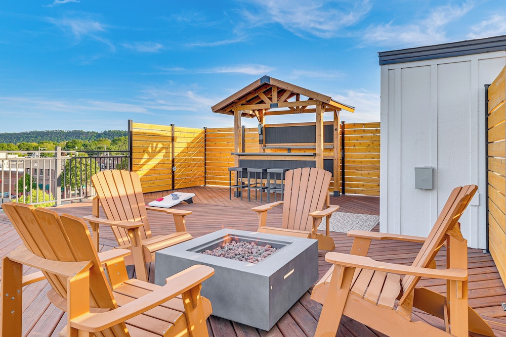 Walk to Lake City Marina: Condo w/ Rooftop Deck!
