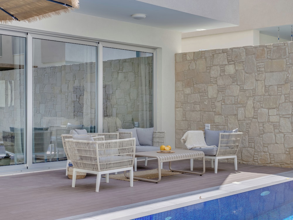 Sanders Mythical Blue - Chic 4 bdr Villa With Pool