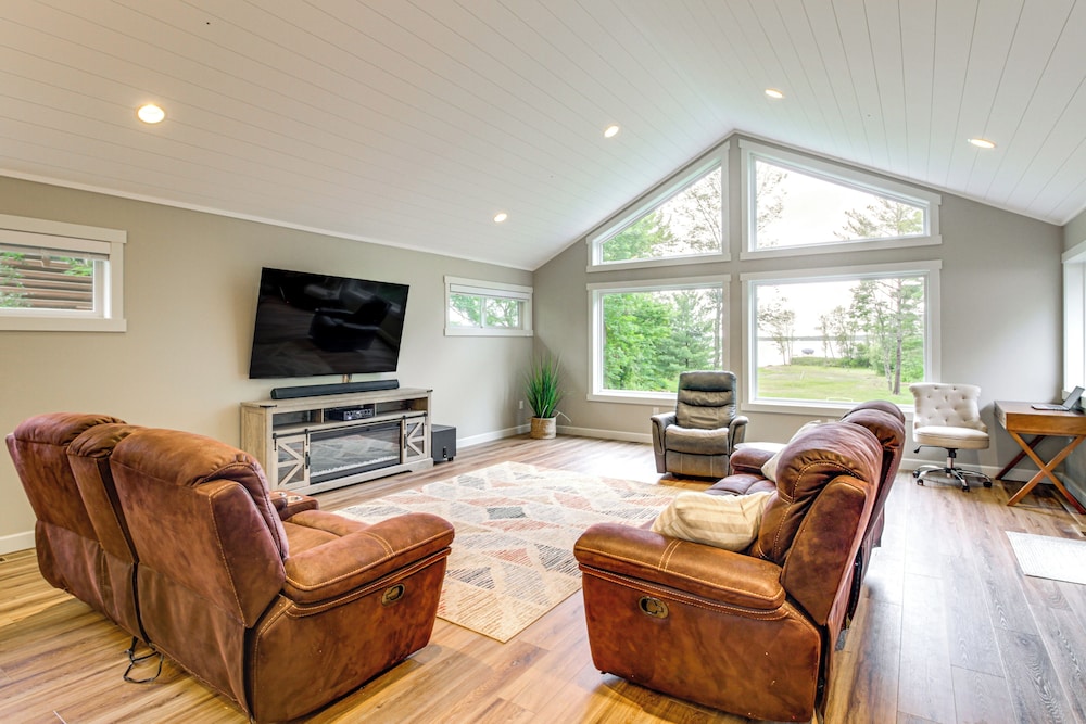 Hot Tub & Game Room: Lakefront Merrifield Retreat!