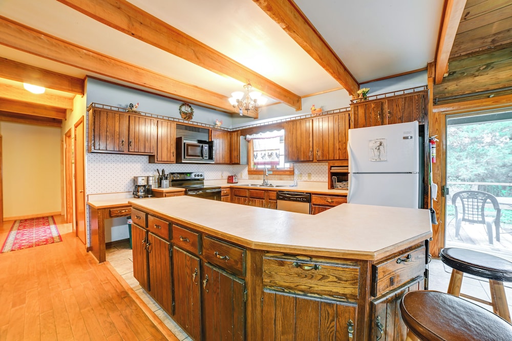 Game Room & Decks: Family Cabin in Springville!