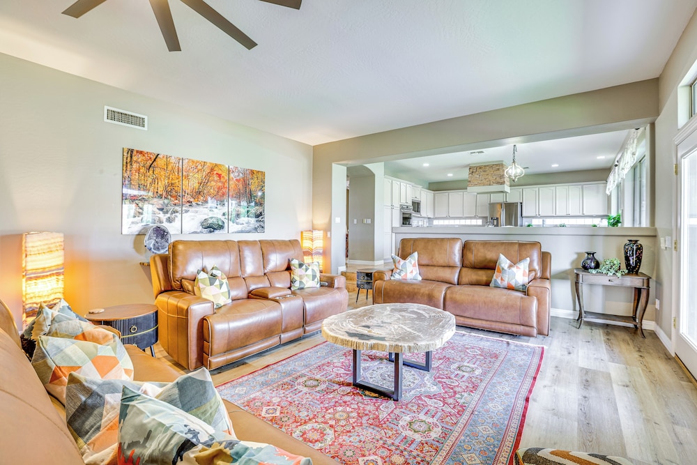 Luxe Mtn-view Mansion w/ Hot Tub in Phoenix!