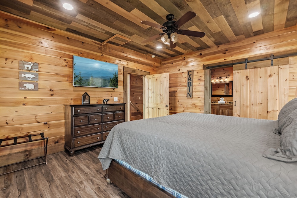 Amazing View Cabin w Gameroom Hot Tub Fire Pit