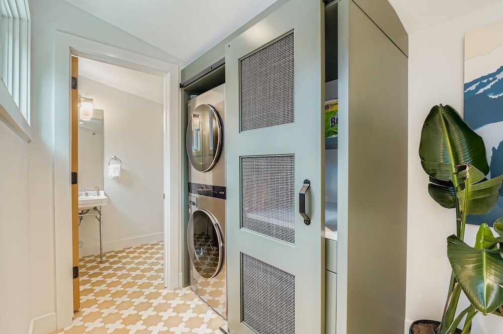 Old Town Luxe Retreat-walk To Main. Hottub-casita 173 4 Bedroom Home