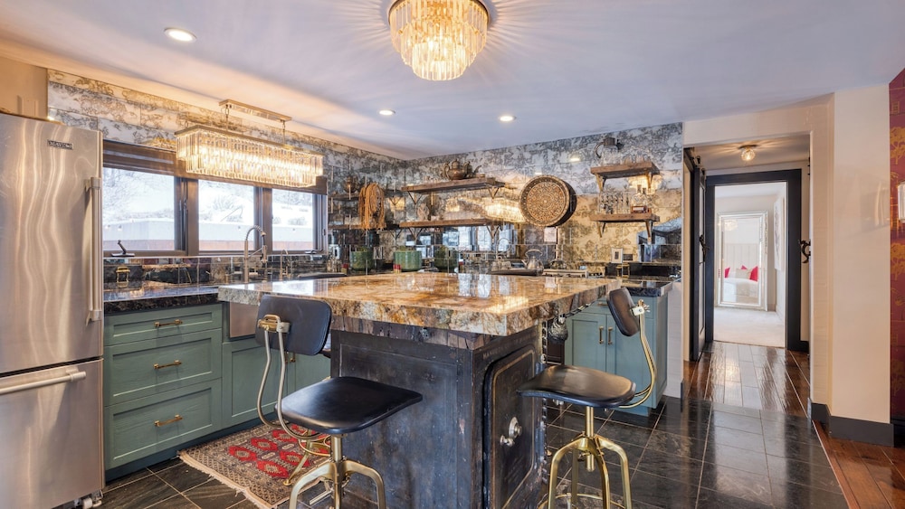 Walk to Park City Mountain Ski Resort & Main St The Safe House by Avantstay