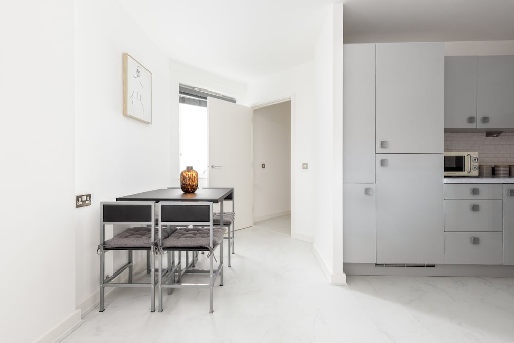 Luminous 2 Bed Balcony Flat in Islington