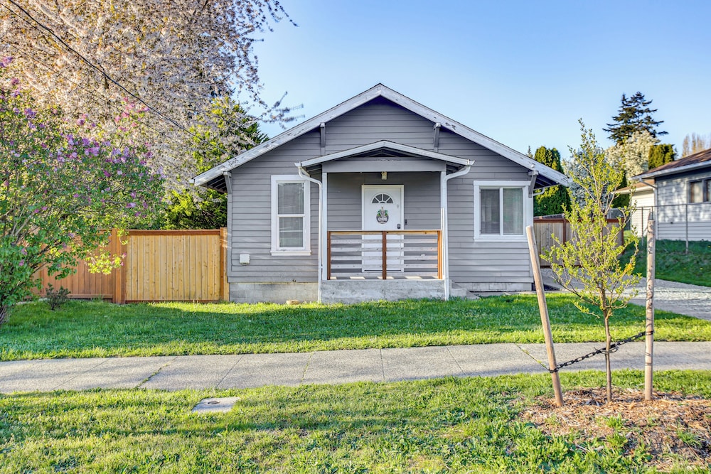 4 Mi to Several Museums: Quaint Tacoma Home