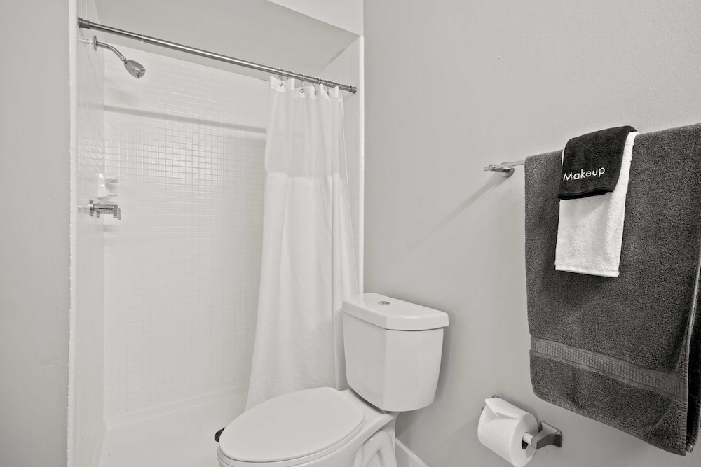 Stylish 2BR 2BA Stay in Prime Location