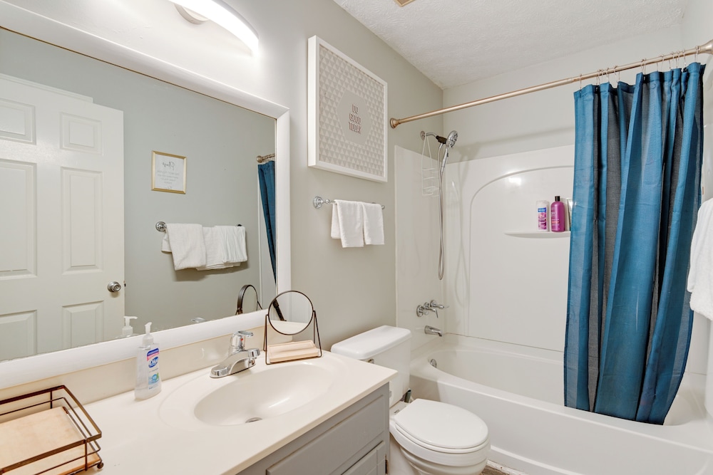 1 Mi to Dtwn: Pet-friendly Apt in Nashville