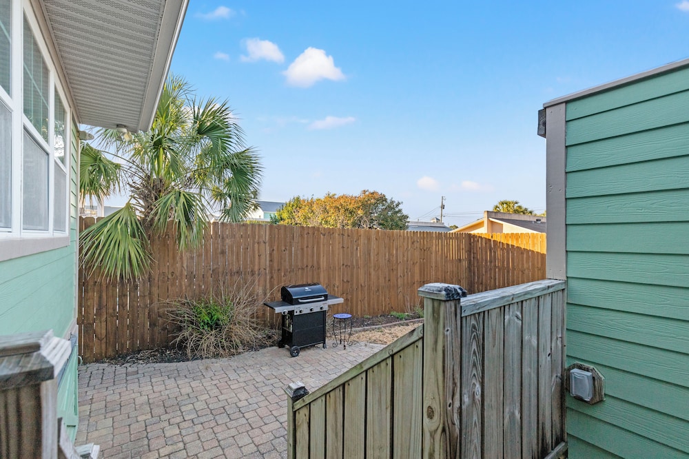 Just Beachy 3BR Dog-friendly Townhouse Near Beaches & Attractions!