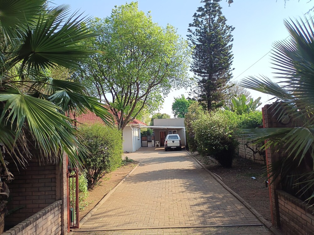 JM TOURS & SAFARIS GUESTHOUSE