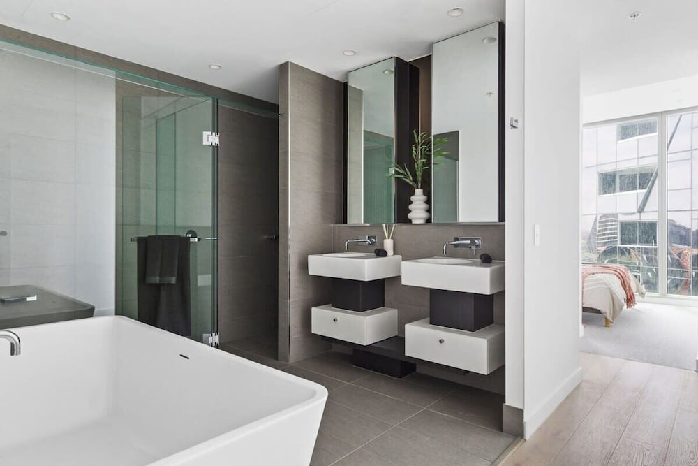 A Stylish 3BR Apt With Harbour Views, Free Parking