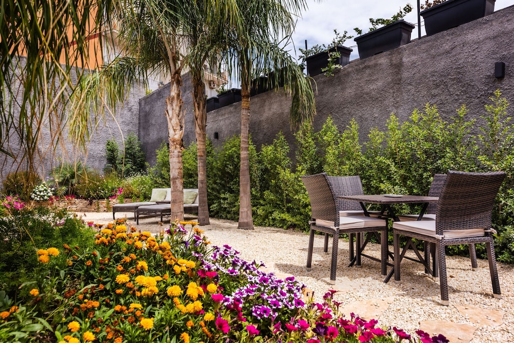 Leone Apartment With Garden by Wonderful Italy