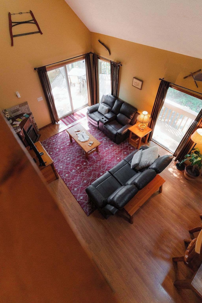 Cheerful Two Bdrm Cabin With Hot Tub & Pet Friendly