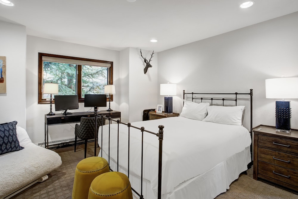 Exquisite, Private Mountain Home Retreat 4 Bedroom Home by RedAwning - Property Image 25