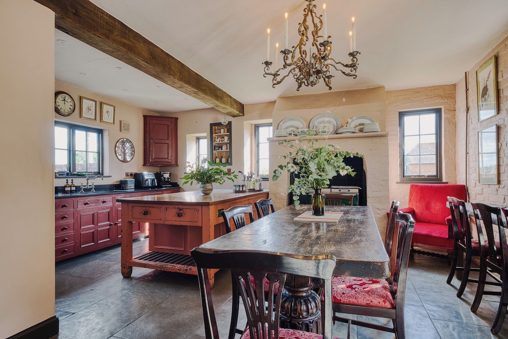 Stunning 4BD Home in Worcestershire