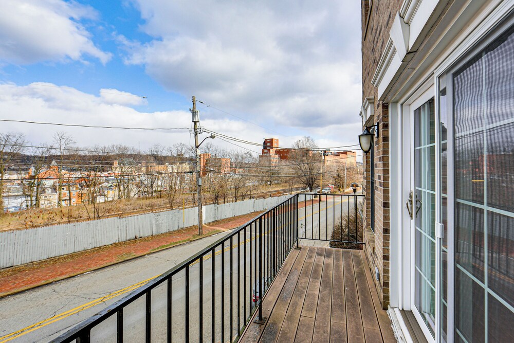 2 Mi to Market Sq! Row House w/ Dedicated Office