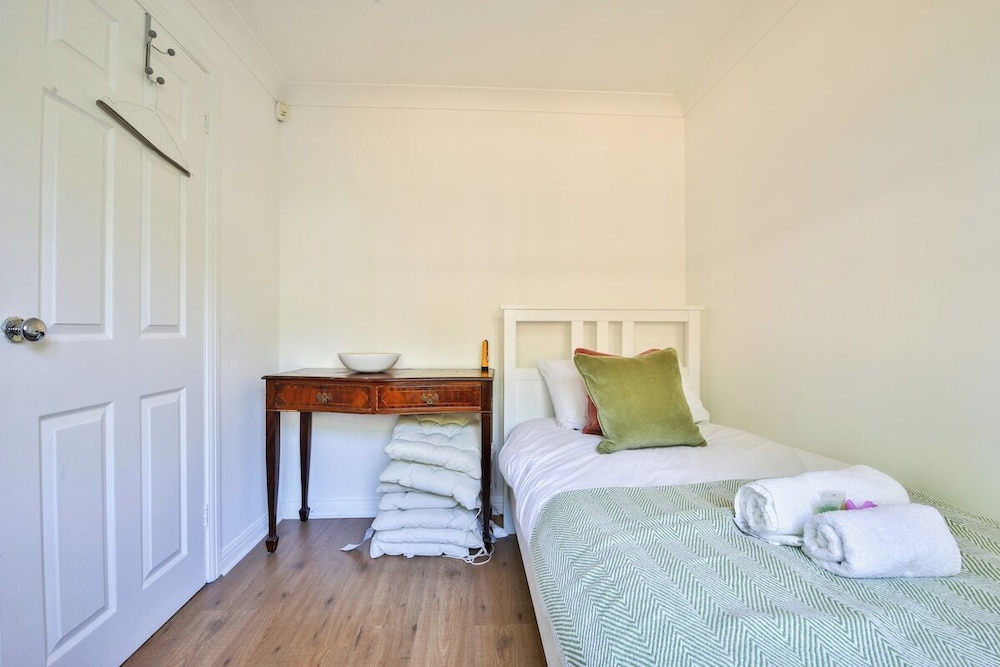 Homely 5 Bed House - 15 Mins to Cardiff City