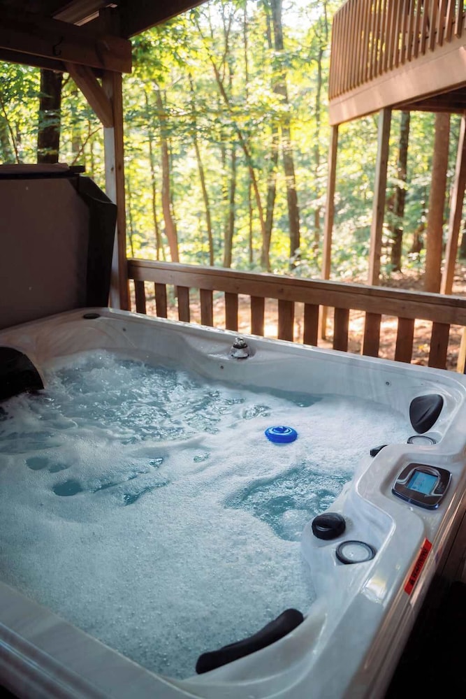 Cheerful Two Bdrm Cabin With Hot Tub & Pet Friendly