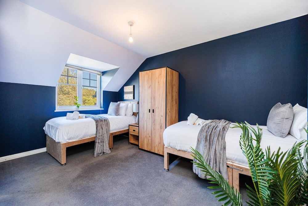 Large 4 Bed Townhouse in Uxbridge Sleeps 9 view 5