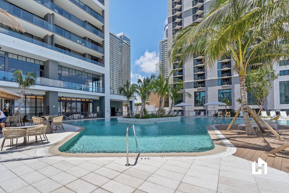 Stylish Apartments with Partial Ocean Views in Downtown