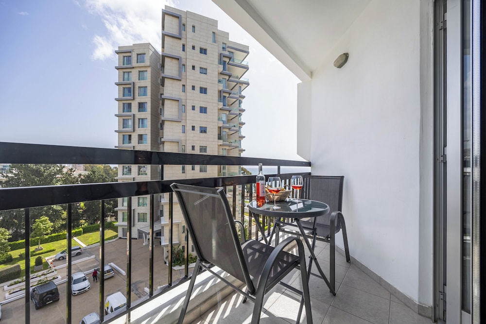 Marathon Beach Apartment With Shared Pool