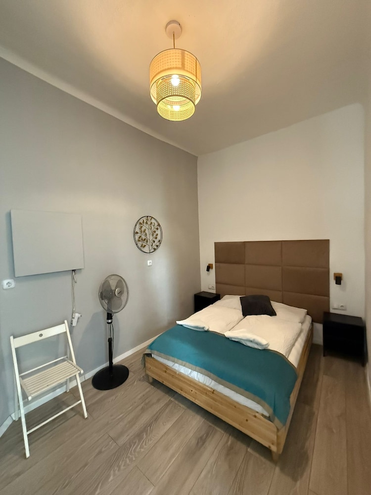 Simple 2BR Near Westbahnhof Station