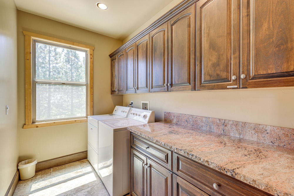 Walkable Big Bear Lake Home w/ Private Hot Tub!
