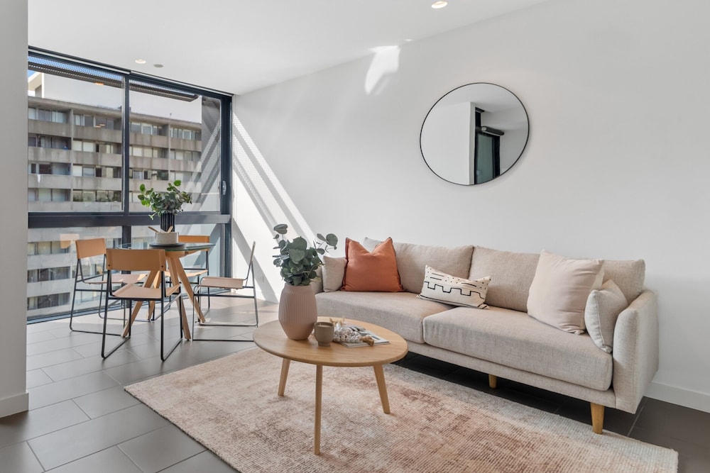 Chic City Escape With Pool, Gym & Parking