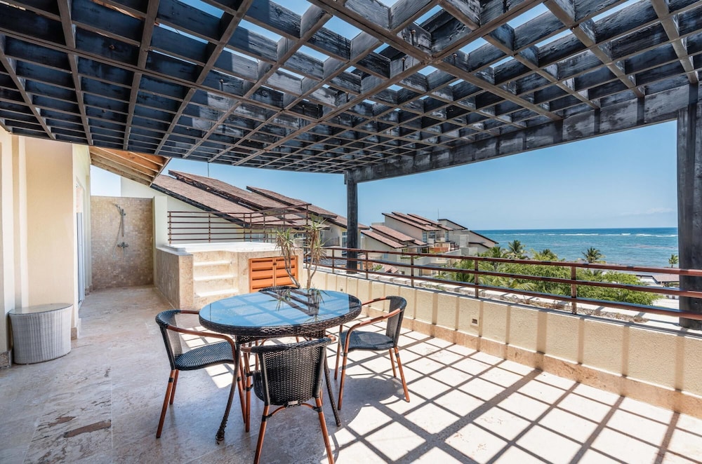 Beachfront w Jacuzzi Sotogrande at Cap Cana view 4