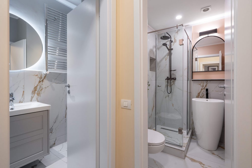 Romanian Athenaeum Flat - Refined 3BR Steps from Calea Victoriei