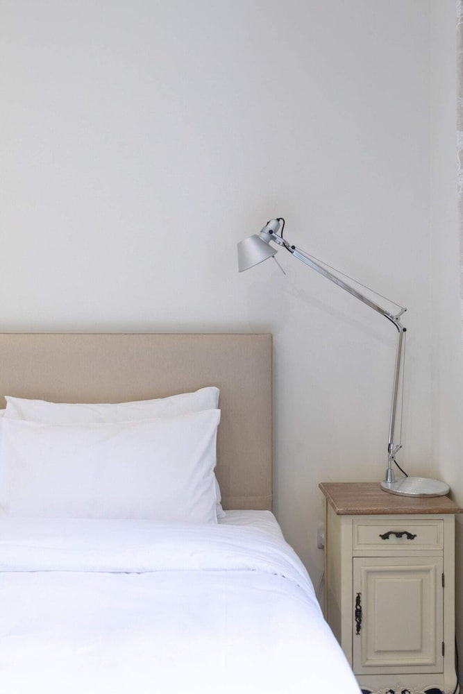 Elegant 2BD Flat 5 Mins to Kensington Gardens!