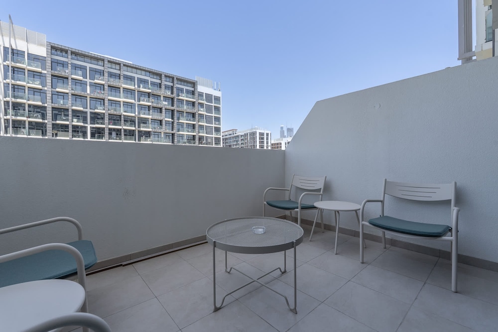 Stylish Studio Retreat in Riviera 33 Near Downtown