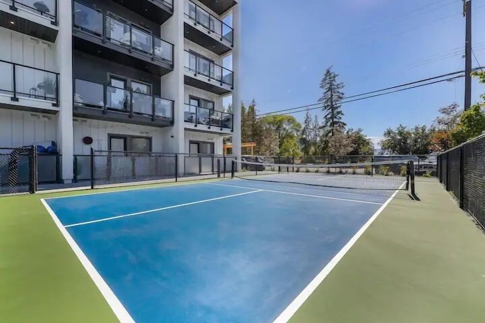 Vernon Vacations - Romantic Lakeside Studio Suite - Property Image 12