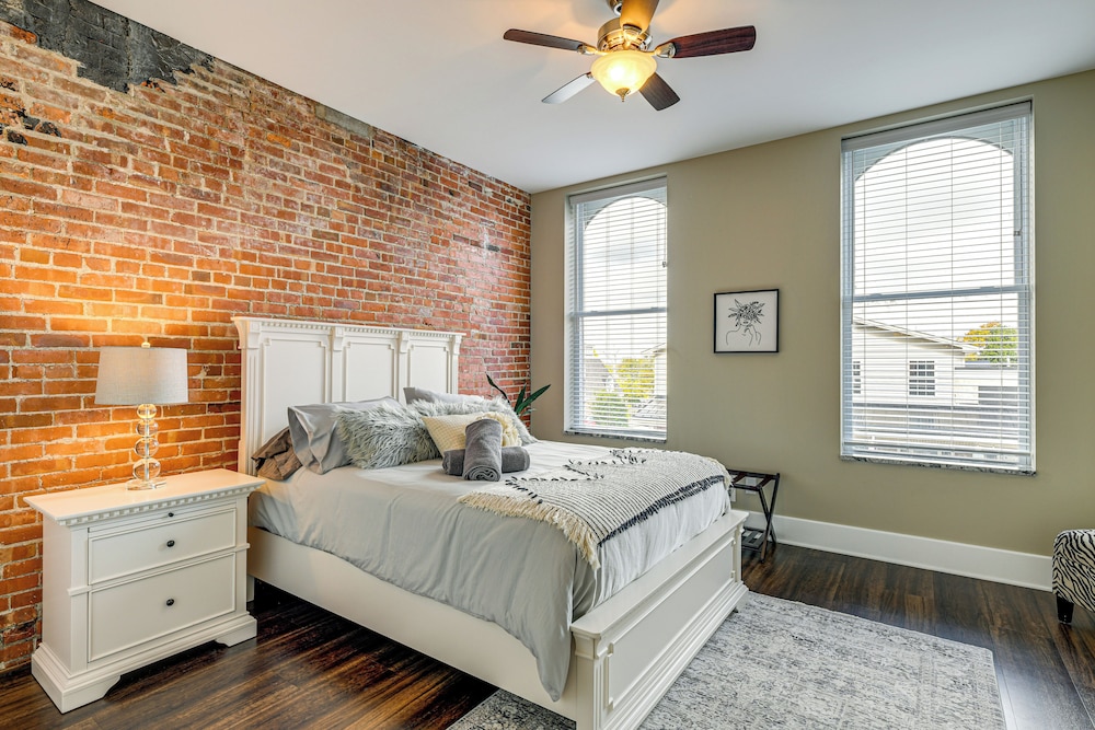 Luxurious 'litfin Loft' - Walk to Main St Akron