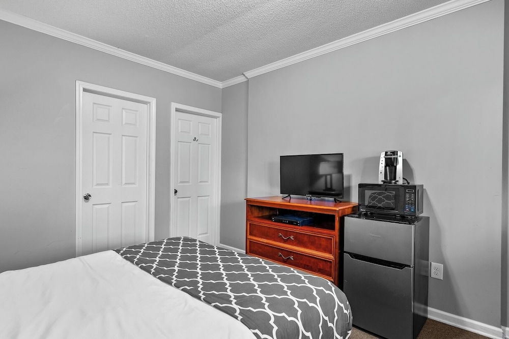 Cozy 1BR Apt AC & Parking Brownstown