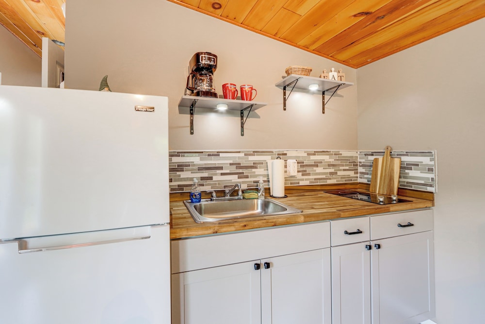 Cozy + Convenient Blairsville Cabin w/ Deck!