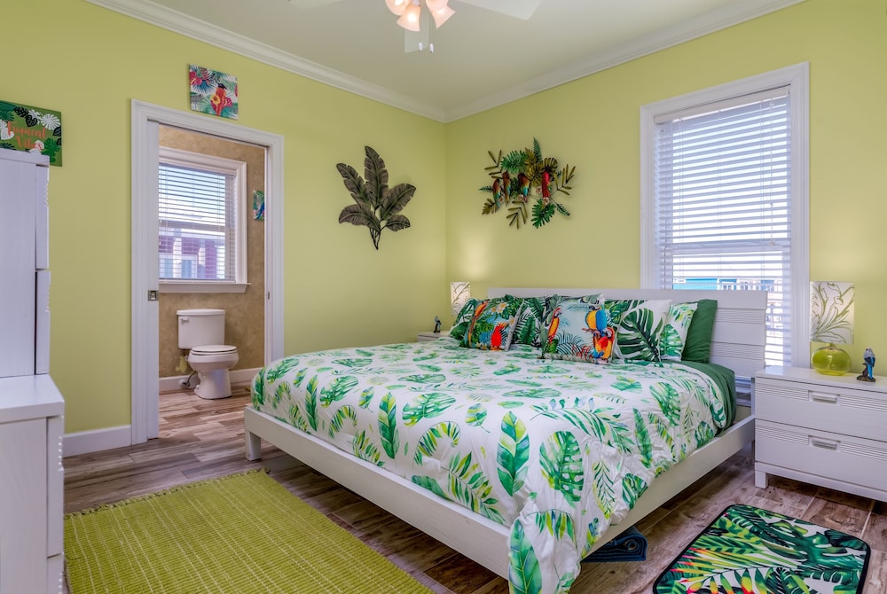 Awake On The Gulf - Gulf Front! Gaze Up At The Stars From Your Large Deck While Listening To The Waves Crash. 4 Bedroom Home by RedAwning view 5