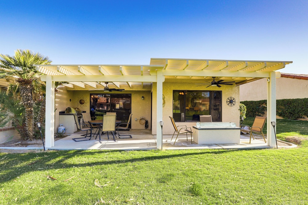 Golf Course On-site: Peaceful Condo in Palm Desert