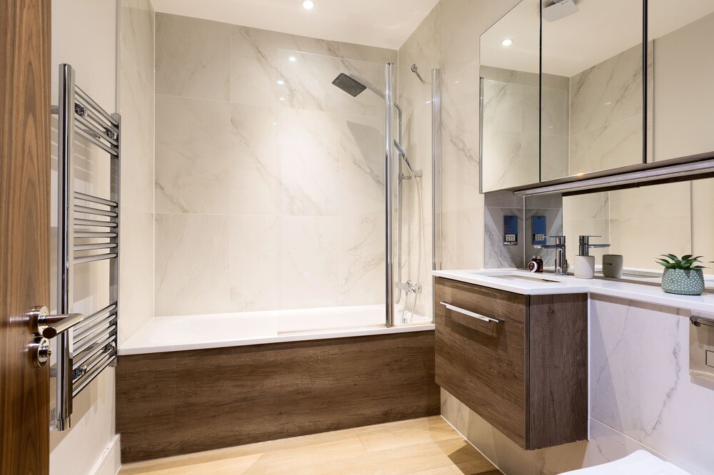 Elegant 2 Bed Flat with Balcony in Finchley