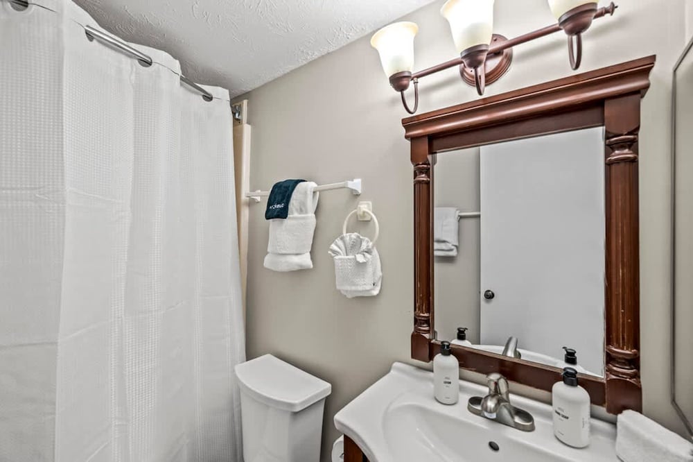 Full Kitchen Hot Tub Indoor Pool Sleeps 6